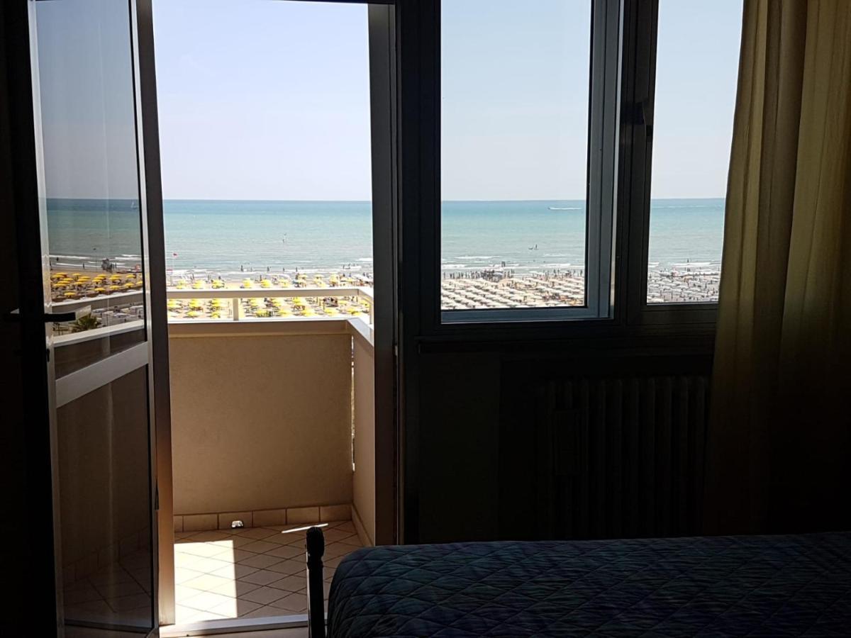 Appartamento Fronte Mare Rimini Buitenkant foto