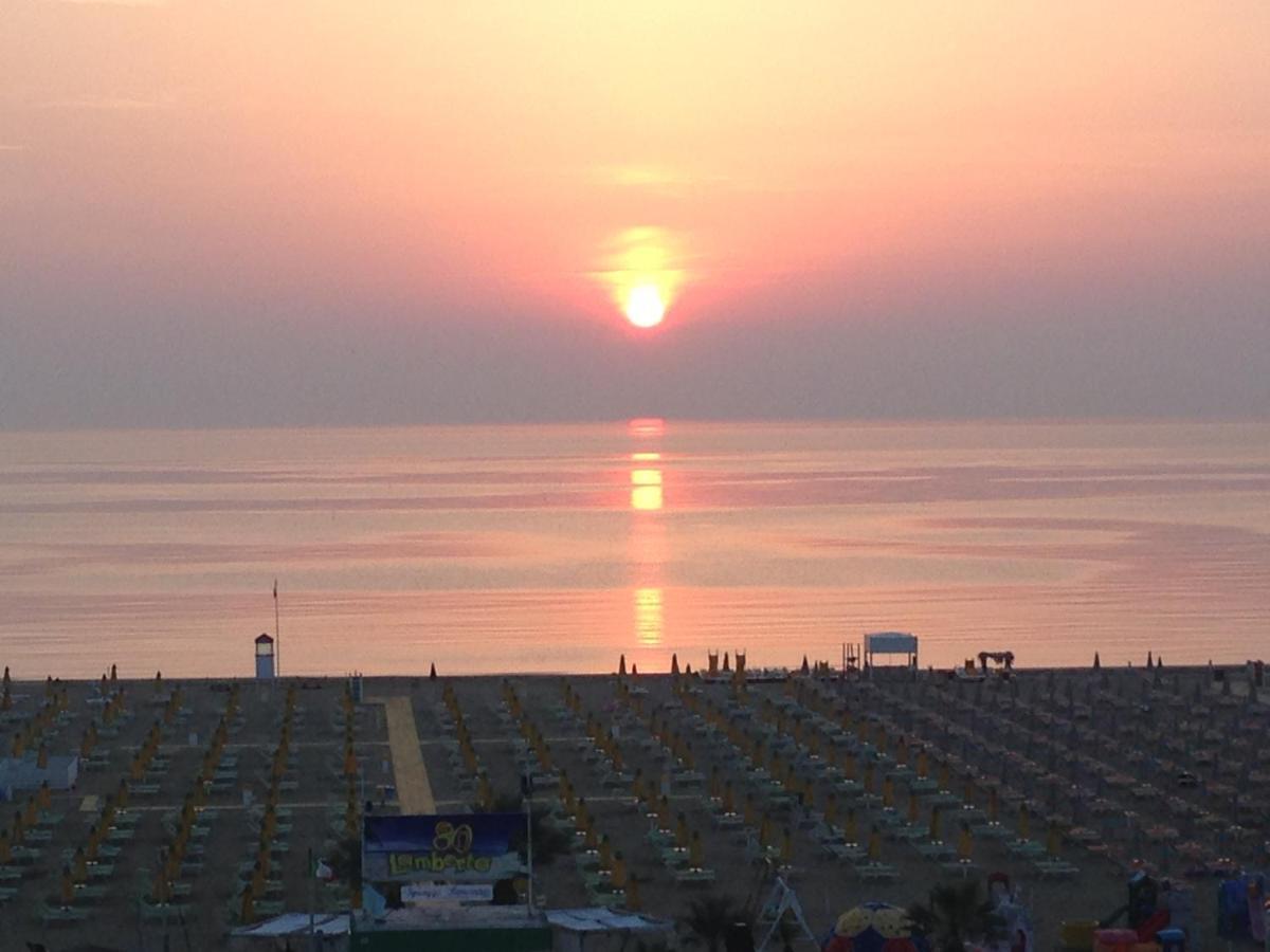 Appartamento Fronte Mare Rimini Buitenkant foto