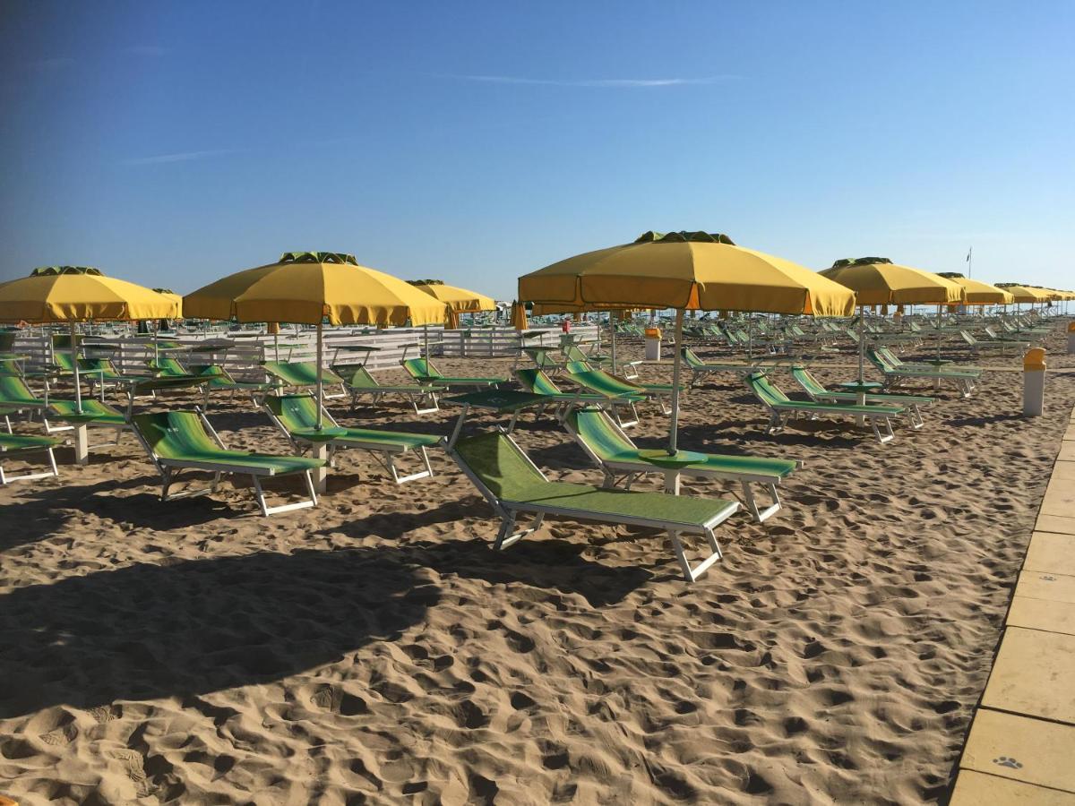 Appartamento Fronte Mare Rimini Buitenkant foto